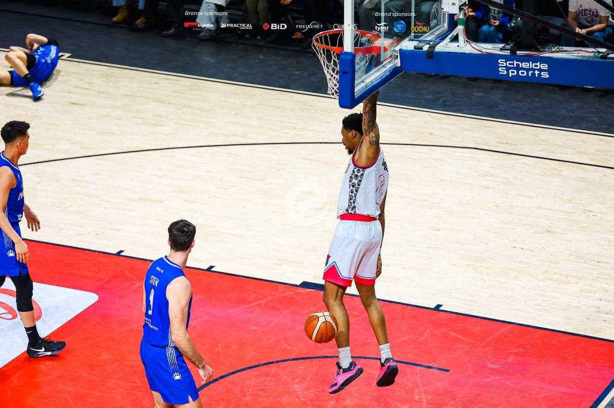 Эхний гурван тоглолтдоо 95 оноо аваад буй Бодонсыг "аврагч" Жэй Скрабб